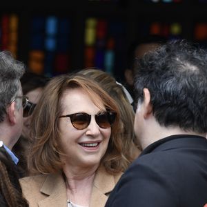 Derrière le sourire radiant de l'icône du cinéma, se cachait un combat secret.
Nathalie Baye - Mariage de Laura Smet et Raphaël Lancrey-Javal à l'église Notre-Dame des Flots au Cap-Ferret le jour de l'anniversaire de son père Johnny Hallyday le 15 juin 2019.