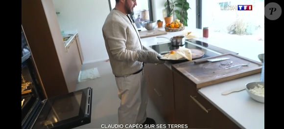 L'occasion de découvrir sa cuisine

Claudio Capéo dans sa maison en Alsace. Reportage diffusé dans le JT de 13 heures de TF1 le 23 décembre 2025.