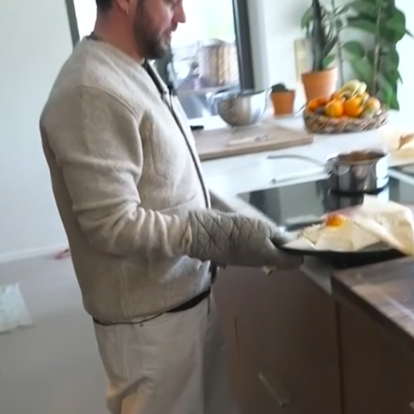 L'occasion de découvrir sa cuisine

Claudio Capéo dans sa maison en Alsace. Reportage diffusé dans le JT de 13 heures de TF1 le 23 décembre 2025.