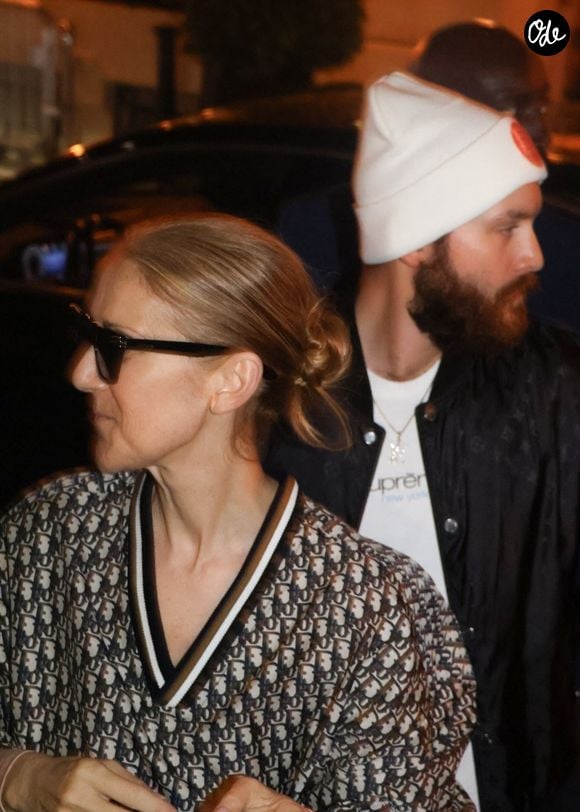 Céline Dion salue une foule nombreuse de fans à sa sortie de son hôtel, accompagnée de son fils René-Charles Angélil, à Paris, en France.

Backgrid USA / Bestimage