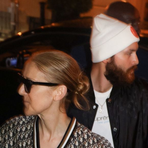 Céline Dion salue une foule nombreuse de fans à sa sortie de son hôtel, accompagnée de son fils René-Charles Angélil, à Paris, en France.

Backgrid USA / Bestimage