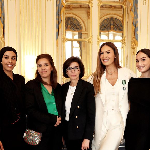 Vitaa et ses belles filles Sarah, Nawal, Asmaa, Ambre et Sofia Bendaoud - La chanteuse Vitaa et le Producteur musical Saïd Boussif élevés par la ministre de la Culture, Rachida Dati au grade de chevalier dans l'ordre des Arts et Lettres dans le salon des Maréchaux au ministère de la Culture à Paris le 24 juin 2024.

© Dominique Jacovides - Alain Guizard / Bestimage