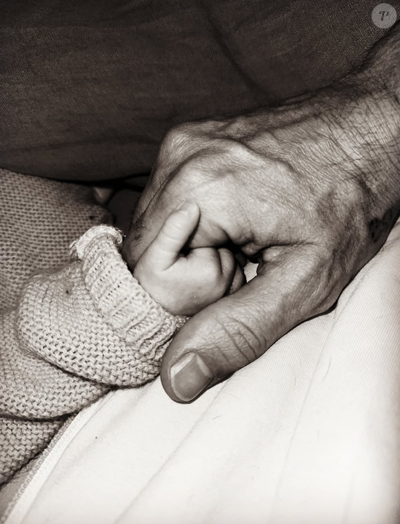 Sa fille Victoire est née le 24 décembre 2025, un moment qu’il décrit comme « le plus beau cadeau de Noël ».

Capture Instagram - Alexandre Varga