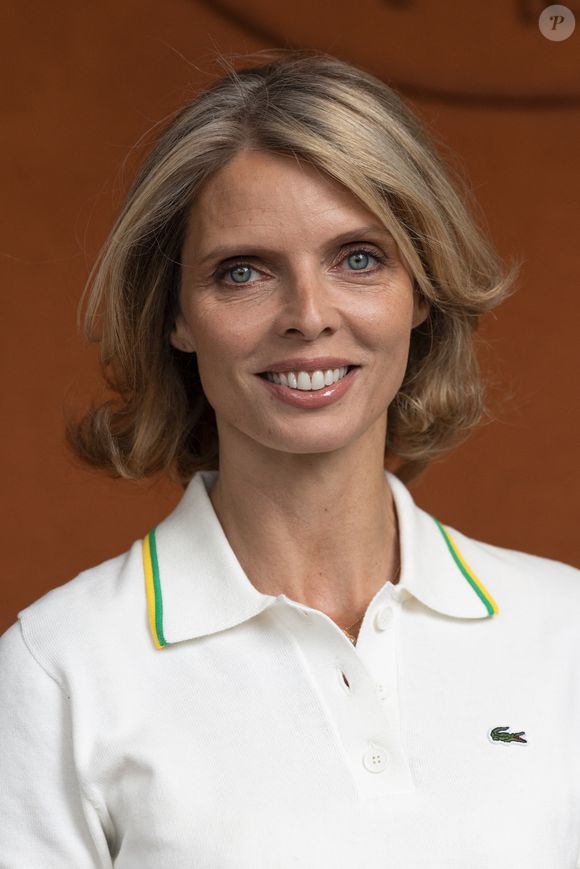 "Je suis fan du privé, je suis fan de l'uniforme", assure-t-elle.

Sylvie Tellier au village lors des Internationaux de France de Tennis de Roland Garros 2025, à Paris, France, le 5 Juin 2025. © Jacovides-Moreau/Bestimage