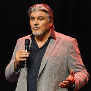 Et David Douillet, qui propose également ses services de conférencier, a lancé un nouveau projet immobilier de résidences pour jeunes sportifs avec deux amis judokas.
Le double Champion Olympique, ancien Ministre des Sports et entrepreneur David Douillet à l'Arkéa-Aréna de Floirac en Gironde le 10 octobre 2024 pour l'Université des Entrepreneurs. Crédit Jean-Marc Lhomer/Bestimage