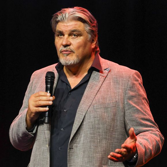 Et David Douillet, qui propose également ses services de conférencier, a lancé un nouveau projet immobilier de résidences pour jeunes sportifs avec deux amis judokas.

Le double Champion Olympique, ancien Ministre des Sports et entrepreneur David Douillet à l'Arkéa-Aréna de Floirac en Gironde le 10 octobre 2024 pour l'Université des Entrepreneurs. Crédit Jean-Marc Lhomer/Bestimage