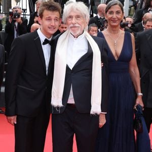 Timi-Joy Marbot, Pierre Richard et sa femme Ceyla Lacerda - Montée des marches du film « La venue de l’avenir » lors du 78ème Festival International du Film de Cannes, au Palais des Festivals à Cannes. Le 22 mai 2025
© Jacovides-Moreau / Bestimage