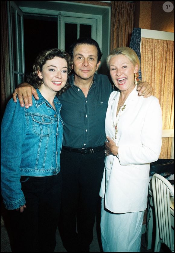 Géraldine Giraud avec ses parents Roland Giraud et Maaike Jansen au théâtre du Montparnasse en 1998.
©RINDOFF-GUIREC / BESTIMAGE