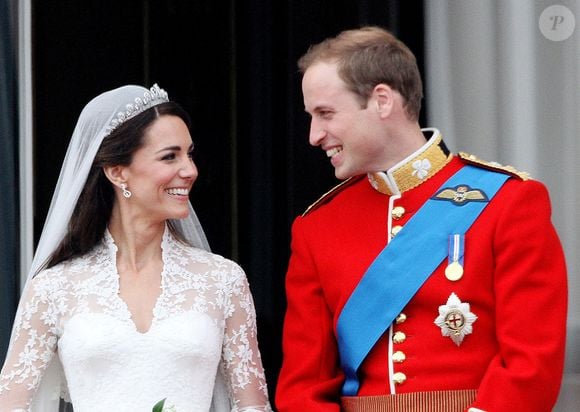 A tel point que Kate Middleton a elle aussi choisi ce tissu, confectionné cette fois-ci à Caudry, pour sa robe de mariée.

Mariage du prince William, duc de Cambridge et de Catherine Kate Middleton à Londres le 29 avril 2011
©Royalportraits Europe/Bernard Rubsamen / Bestimage