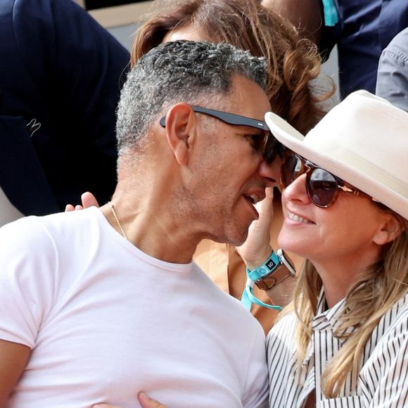 Sarah Poniatowski (Lavoine) avec son compagnon Roschdy Zem et son fils Roman dans les tribunes lors des Internationaux de France de Tennis de Roland Garros 2025. Paris, le 1er Juin 2025. © Dominique Jacovides/Bestimage
