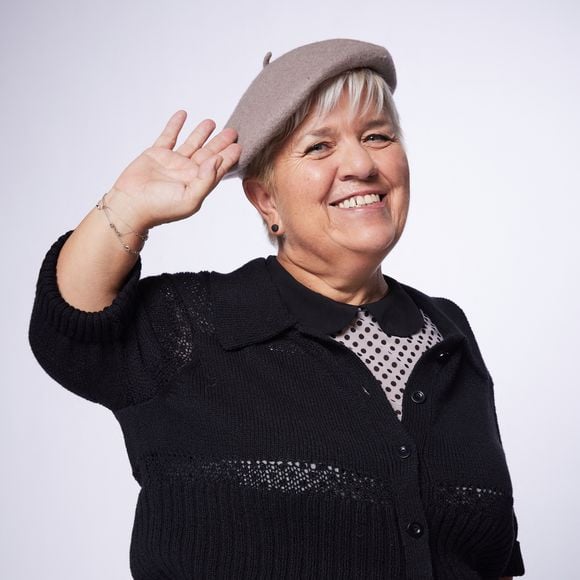 Exclusif - No Web - Prix Spécial - Mimie Mathy - Studio - Enregistrement de l'émission "La Fine Equipe : Le retour!" à Paris, diffusée le 14 janvier sur France 2. Le 3 novembre 2022
© Cyril Moreau-Tiziano Da Silva / Bestimage

SAMEDI 14 JANVIER 2023 A 21H10

LA FINE ÉQUIPE
LE RETOUR !

Productions
Carson Prod
13-34 Productions  
 Franck Saurat


Ecrit par
Pierre Palmade 

Réalisation
Julien Bloch

Après le lancement réussi du premier numéro en juin dernier, La Fine Équipe, la nouvelle création de France télévisions, revient sur France 2 pour débuter l’année sous le signe de l’humour, de la comédie et de la musique !

Orchestré par Pierre Palmade, ce divertissement original crée une nouvelle fois l’événement en réunissant une nouvelle équipe constituée de plusieurs générations d’artistes autour de sketchs inédits et de tableaux musicaux étonnants, conçus spécialement pour l’occasion !

Aux côtés de Pierre Palmade, une quarantaine d’artistes d’exception ont accepté de jouer le jeu parmi lesquels : Laurent Gerra, Michèle Bernier, Arnaud Ducret, Isabelle Nanty, Mimie Mathy, Claudio Capéo, Paul Mirabel, Isabelle Boulay, Élie Semoun, Tristan Lopin, Jenifer, Michel Fau, Claire Nadeau, Tom Villa, Sylvie Testud, Baptiste Lecaplain, Amir, Alex Lutz, Chantal Ladesou, Hélène Ségara, Olivier Sitruk, Robert Charlebois, Arielle Dombasle, Olivier De Benoist, Garou, Régis Laspalès, Patrick Fiori et beaucoup d’autres.

Dans des décors créés sur mesure, tous ces artistes formeront des duos ou des trios inédits pour interpréter des sketchs hilarants : des parodies de série TV (« Les Drôles de Dames », « Columbo », « Starsky et Hutch »), des sketchs autour de personnages célèbres (Marilyn Monroe et John Kennedy, Adam et Ève, Marie et Jésus), des nouvelles versions de sketchs mythiques (« Le colonel » de Pierre Palmade, « Le bottin » de Sylvie Joly) et beaucoup d’autres surprises…

Côté musique, des artistes de variétés seront projetés dans des tableaux musicaux spectaculaires à la rencontre des plus grandes figures de la chanson française…

La Fine Équipe, c’est le défi fou que s’est lancé Pierre Palmade avec ce casting prestigieux. Rire, générosité, bonne humeur et complicité, seront plus que jamais les maitres mots de cette soirée inédite.