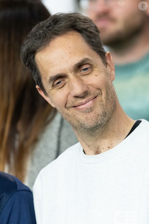 Grand Corps Malade dans les tribunes du match de quart de finale aller de Ligue Des Champion au Parc des Princes à Paris, le 8 avril 2026. 

Photo : Cyril Moreau / Bestimage
