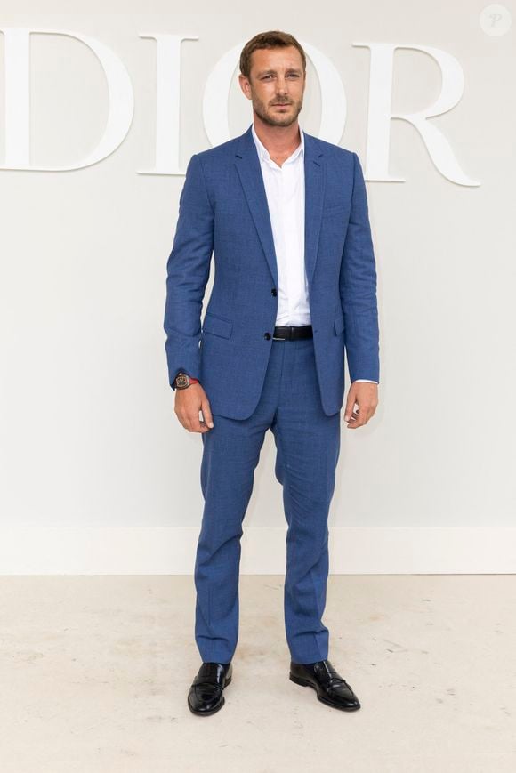 De son père, le fils de Caroline de Monaco a hérité du sens du style et porte parfois les vestes retaillées de son père.

Pierre Casiraghi - Photocall du défilé DIOR "Collection Homme Prêt-à-Porter Printemps/Eté 2025" lors de la Fashion Week de Paris, le 21 juin 2024.
© Borde/Rindoff/Bestimage