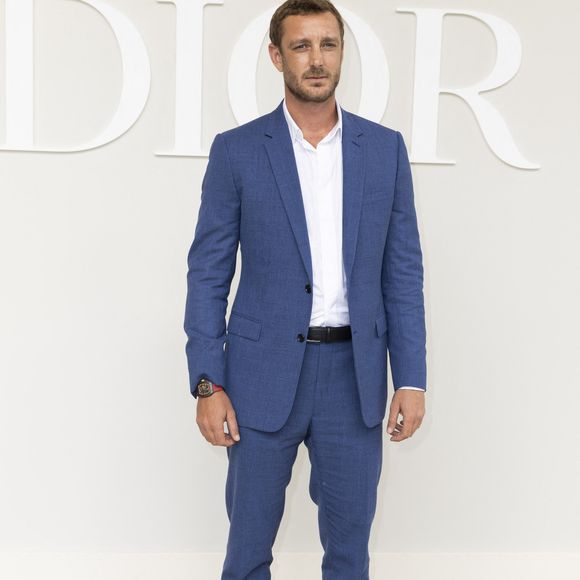De son père, le fils de Caroline de Monaco a hérité du sens du style et porte parfois les vestes retaillées de son père.

Pierre Casiraghi - Photocall du défilé DIOR "Collection Homme Prêt-à-Porter Printemps/Eté 2025" lors de la Fashion Week de Paris, le 21 juin 2024.
© Borde/Rindoff/Bestimage