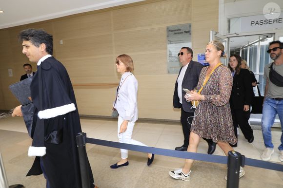 Gisèle Pélicot arrive avec ses enfants David, Florian Pélicot et Caroline Darian et son avocat Stéphane Babonneau - Procès du viol de G.Pélicot par cinquante hommes âgés de 26 à 74 devant la cour criminelle départementale de Vaucluse à Avignon, France, le 4 septembre 2024. Son mari Dominique Pélicot, est accusé d'avoir drogué sa femme pendant dix ans pour la soumettre sexuellement à d'autres hommes qu'il recrutait sur internet. Il est jugé avec 50 autres hommes âgés de 26 à 74 ans pour vioIs aggravés, à partir du lundi 2 septembre et pour quatre mois. © Franz Chavaroche/Nice Matin/Bestimage