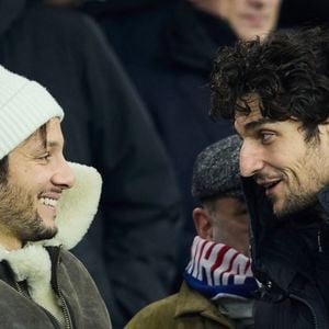 Vianney et Louis Garrel dans les tribunes du match de Ligue 1 McDonald's opposant le Paris Saint-Germain (PSG) à Lyon (3-1) au Parc des Princes à Paris le 15 décembre 2024. © Cyril Moreau/Bestimage