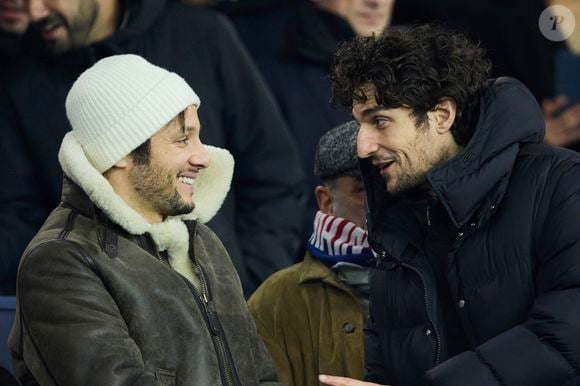 Vianney et Louis Garrel dans les tribunes du match de Ligue 1 McDonald's opposant le Paris Saint-Germain (PSG) à Lyon (3-1) au Parc des Princes à Paris le 15 décembre 2024. © Cyril Moreau/Bestimage