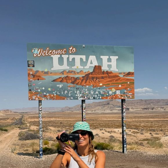 Paul Mirabel apparaît lui aussi dans plusieurs souvenirs de ce voyage, après avoir publié la veille son propre album de vacances.

Extrait du compte Instagram de Laury Thilleman.

© Instagram / Laury Thilleman