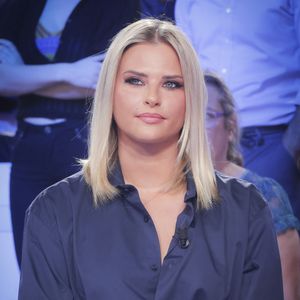 Kelly Vedovelli sur le plateau de l'émission Touche pas à mon poste (TPMP) diffusée en direct sur C8 le 10 octobre 2023. © Jack Tribeca / Bestimage