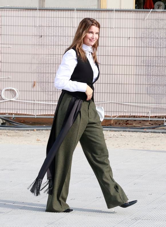 Laetitia Casta aux arrivées du défilé Christian Dior Collection Femme Prêt-à-Porter Printemps/Eté 2026 lors de la Fashion Week de Paris (PFW), dans le Jardin des Tuileries, à Paris, France, le 1er octobre 2025.

© Christophe Aubert via Bestimage