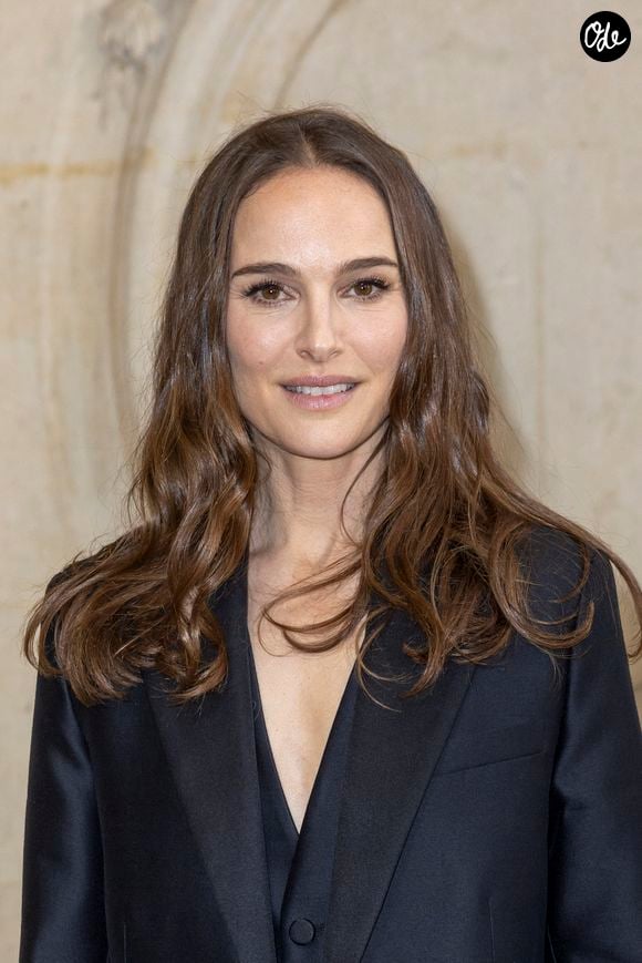 Depuis plus de dix ans, Natalie Portman savoure sa vie dans la capitale française, une ville qu'elle juge idéale pour sa tranquillité et sa richesse culturelle.

Natalie Portman au photocall du défilé Dior Haute Couture Printemps/Été 2024 dans le cadre de la Fashion Week de Paris, au musée Rodin à Paris, France.

© Olivier Borde/Bestimage