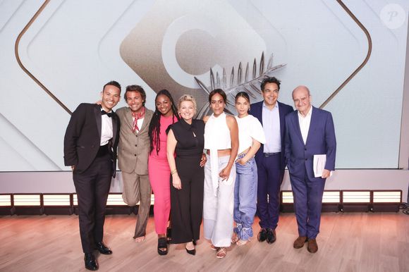 Exclusif - Mohamed Bouhafsi, Bertrand Chameroy, Fanta Kebe, Anne-Elisabeth Lemoine, Amel Bent, Shirel Nataf, Patrick Cohen, Pierre Lescure sur le plateau de l'émission "C à vous" lors du 78ème Festival International du Film de Cannes, France, le 22 mai 2025. © Jack Tribeca/Bestimage