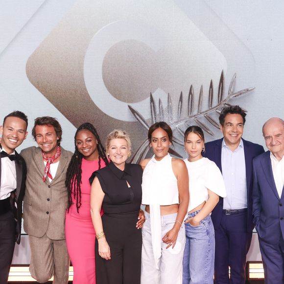 Exclusif - Mohamed Bouhafsi, Bertrand Chameroy, Fanta Kebe, Anne-Elisabeth Lemoine, Amel Bent, Shirel Nataf, Patrick Cohen, Pierre Lescure sur le plateau de l'émission "C à vous" lors du 78ème Festival International du Film de Cannes, France, le 22 mai 2025. © Jack Tribeca/Bestimage