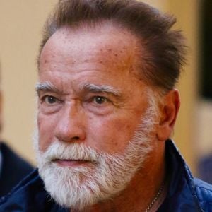 Pour l'acteur, s'entraîner au quotidien est avant tout un moyen de remporter une victoire mentale chaque jour.

New York, NY - Arnold Schwarzenegger est méconnaissable avec ses cheveux et sa barbe blancs alors qu'il se fait maquiller pour jouer le Père Noël dans son prochain film de Noël "L'homme au sac" en tournage à New York.



Sur la photo : Arnold Schwarzenegger