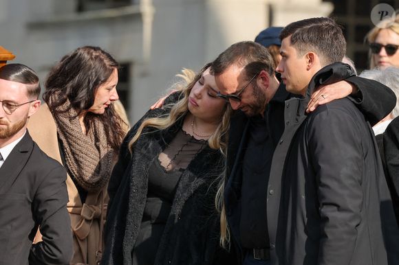 Milla Savarese, la fille de la défunte, le veuf Michel Ferracci  et son fils Enzo Ferracci à la sortie des obsèques d'Emilie Dequenne au cimetière Père Lachaise à Paris, France, le 26 mars 2025. © Cyril Moreau/Bestimage
