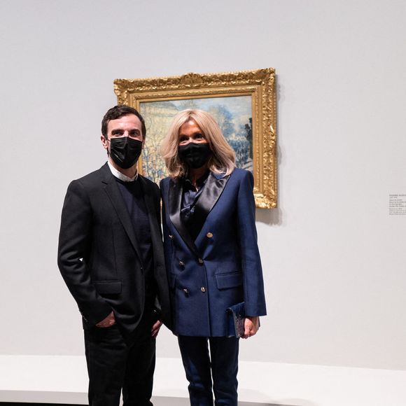 Il est proche de Brigitte Macron.

Nicolas Ghesquiere, Brigitte Macron lors du vernissage de l'exposition 'The Morozov Collection, Icons of Modern Art' à la Fondation Louis Vuitton à Paris, France le 21 septembre 2021. Photo Romain Gaillard/Pool/ABACAPRESS.COM