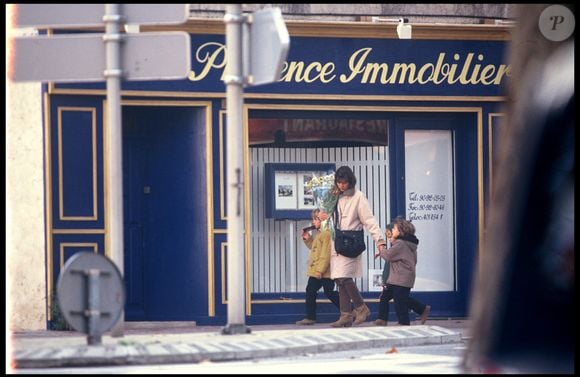 Caroline de Monaco et ses trois enfants à Saint-Rémy-de-Provence en 1991. AGENCE / BESTIMAGE