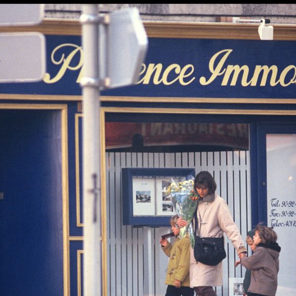 Caroline de Monaco et ses trois enfants à Saint-Rémy-de-Provence en 1991. AGENCE / BESTIMAGE