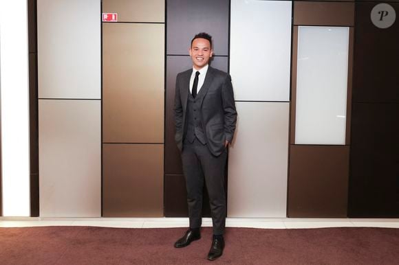 Il s'est visiblement blessé.

Mohamed Bouhafsi en backstage de l’émission "La grande soirée du 31 décembre de Paris" diffusée sur France 2 sur les Champs-Elysées à Paris, France, le 31 décembre 2024.  © Clovis-Tribeca/Bestimage