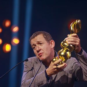 Dany Boon -  Première cérémonie des "Auguste de l'humour"  récompensant les spectacles de stand up comedy et les performances humoristiques, à la salle "Nouveau Siècle" à Lille, dans le nord de la France, le 3 février 2025. 8 prix ont été attribués dont les révélations vidéo-web, scénique, réseaux sociaux, le spectacle de l'année ou encore un prix d'honneur. Des statuettes nommées « Smile » ont été spécialement réalisées, par un sculpteur pop-art, dont le nom d'artiste est aussi Auguste. © Stéphane Vansteenkiste/Bestimage