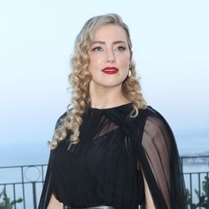 L'actrice Amber Heard salue ses fans lors de la promotion de son nouveau film « In the Fire » au 69e Festival du film de Taormina.