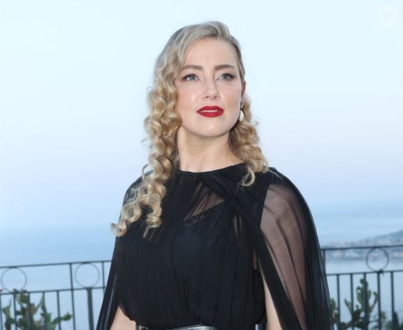 L'actrice Amber Heard salue ses fans lors de la promotion de son nouveau film « In the Fire » au 69e Festival du film de Taormina.