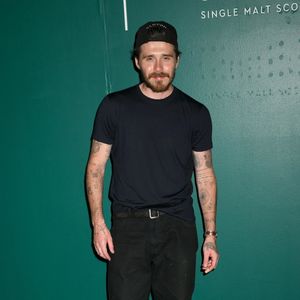 Alors que Victoria Beckham s'apprête à sortir son documentaire, le silence de Brooklyn a relancé les rumeurs de tensions.

Brooklyn Beckham - Personnalités à la soirée de lancement du whisky Glenfiddich X Aston Martin Formula One Team Limited Edition 16 ans d'âge à New York @ Backgrid USA / Bestimage