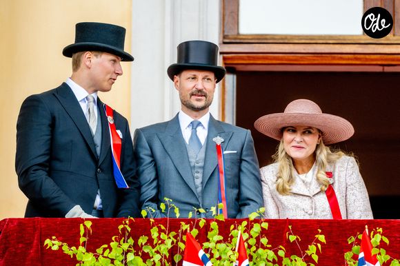 Le prince héritier Haakon, la princesse héritière Mette-Marit et le prince Sverre Magnus aperçus au balcon du Palais royal lors des célébrations de la Fête nationale à Oslo, en Norvège.

Backgrid USA / Bestimage