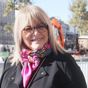 Caroline Diament - Les invités de l'émission "Les Grosses Têtes" à la sortie des studios de RTL à Neuilly-sur-Seine, FRance, le 22 octobre 2024. © Jonathan Rebboah/Panoramic/Bestimage