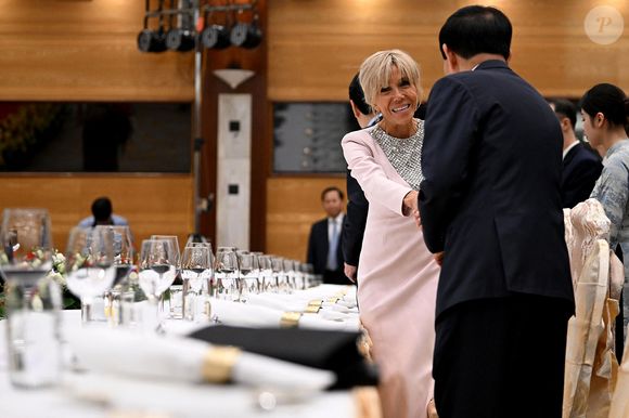 Brigitte Macron lors d'un dîner d'État au Centre international des congrès de Hanoi, au Vietnam, le 26 mai 2025. © Jeanne Accorsini / Pool / Bestimage