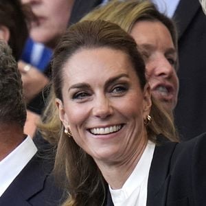 Les cheveux de Kate Middleton font beaucoup parler ces derniers jours.

La Princesse de Galles dans les tribunes avant le match de poule A de la Coupe du monde féminine de rugby au Brighton and Hove Albion Stadium, Brighton. © Matthews Andrew/PA Photos/ABACA
