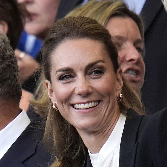 Les cheveux de Kate Middleton font beaucoup parler ces derniers jours.

La Princesse de Galles dans les tribunes avant le match de poule A de la Coupe du monde féminine de rugby au Brighton and Hove Albion Stadium, Brighton. © Matthews Andrew/PA Photos/ABACA