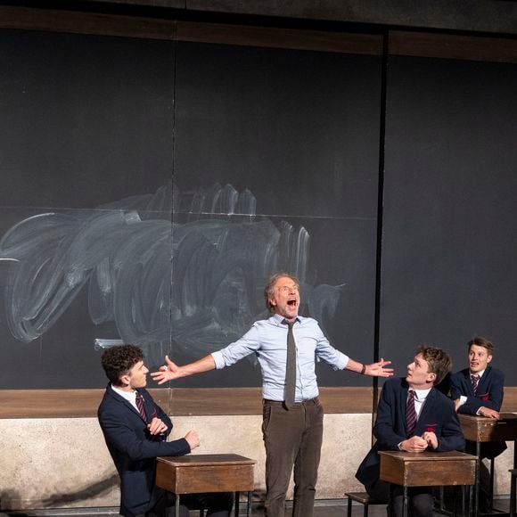 Pièce pour laquelle Stéphane Freiss campe le Professeur Keating et a reçu une nomination à la cérémonie des Molières 2024 dans la catégorie Meilleur comédien dans un spectacle de théâtre privé.

Exclusif - Stéphane Freiss - Représentation de la pièce de théâtre "Le cercle des poètes disparus" au Théâtre de Verdure lors du 41ème Festival de Ramatuelle le 2 aout 2025. © Cyril Bruneau / Festival de Ramatuelle / Bestimage