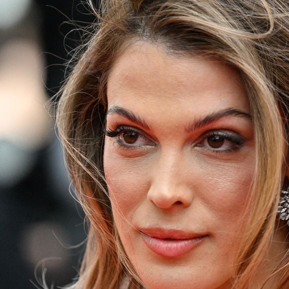Iris Mittenaere assiste à la projection du film *Fatherland* lors du 79e Festival de Cannes, à Cannes (France), le 14 mai 2026. Photo : Julien Reynaud/APS-Medias/ABACAPRESS.COM