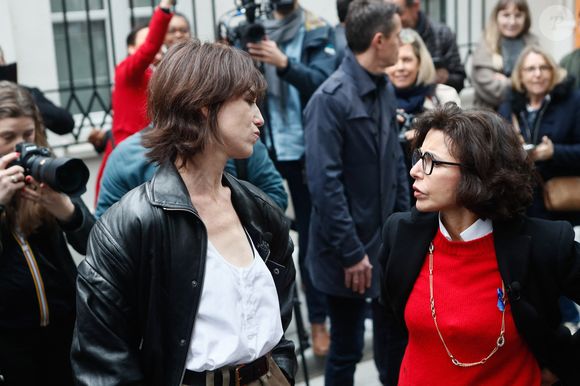 Charlotte Gainsbourg, Rachida Dati (ministre de la culture) lors de la cérémonie de dévoilement de la plaque "Maison des Illustres" de la Maison Gainsbourg à Paris, France, le 2 avril 2024. © Christophe Clovis/Bestimage