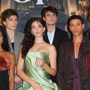 Les figures majeures du casting comme Romain Duris et Julien de Saint-Jean ont foulé le tapis rouge.

Laika Blanc- Francard, Axel Auriant, Deva Cassel, Julien de Saint-jean, Guillaume Diop et Romain Duris - Avant-première du film "Le Fantôme de l'Opéra" au cinéma Pathé Palace à Paris le 12 octobre 2026. 

© Coadic Guirec/Bestimage