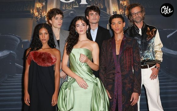 Les figures majeures du casting comme Romain Duris et Julien de Saint-Jean ont foulé le tapis rouge.

Laika Blanc- Francard, Axel Auriant, Deva Cassel, Julien de Saint-jean, Guillaume Diop et Romain Duris - Avant-première du film "Le Fantôme de l'Opéra" au cinéma Pathé Palace à Paris le 12 octobre 2026. 

© Coadic Guirec/Bestimage