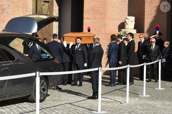 Le monde de la mode a fait ses adieux à Valentino Garavani lors de ses funérailles à Rome. La cérémonie s'est déroulée à l'église Santa Maria degli Angeli, où les proches et les icônes de l'industrie se sont rassemblés pour honorer l'héritage du créateur légendaire. Photo par Backgrid UK/ Bestimage