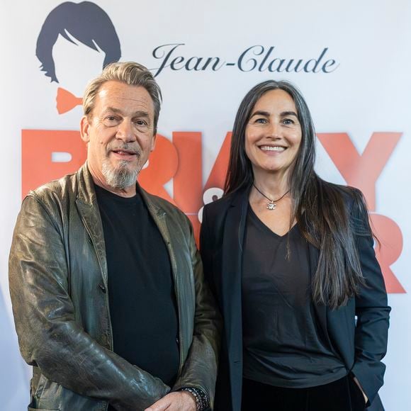 "Et aujourd’hui, c’est ma femme qui s’occupe de tout, ce n’est presque plus mon projet", s'amuse le chanteur.

Florent Pagny, Coralie Baroux, Azucena Caamaño - Première de la pièce "Jean-Claude et Josephine, une histoire vraie jamais racontée" au théâtre de Passy à Paris le 16 septembre 2025.
Benjamin Babiz / Bestimage