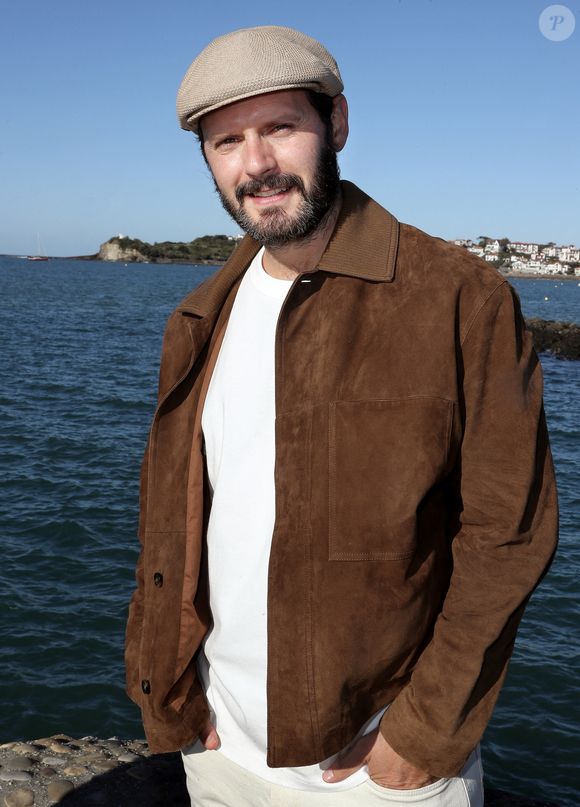 "Il s'avère que c'était à cause des lampes, l'oxygène baissait dans ce décor", raconte-t-elle.

Exclusif - Hugo Becker, président du jury - Le jury du 12ème Festival International du Film de Saint-Jean de Luz (6 - 12 octobre 2025), le 6 octobre 2025. 
© Patrick Bernard / Bestimage 

No web pour la Belgique et la Suisse